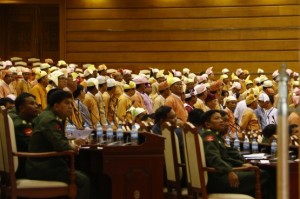 အေရးႀကီးအဆိုအား အတည္မျပဳရန္ မတ္တတ္ရပ္၍ ကန္႔ကြက္ေနသည့္ လႊတ္ေတာ္ကိုယ္စားလွယ္မ်ားအား ေတြ႕ရစဥ္ (ဓာတ္ပံု-မ်ဳိးမင္းထက္)